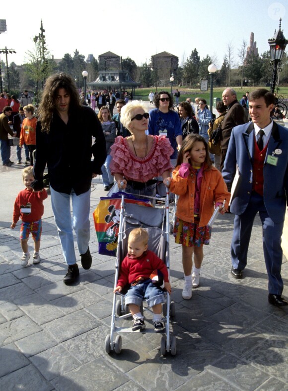 Bob Geldof, Paula Yates et leurs filles Fifi, Peaches et Pixie à Disneyland Paris, le 12 avril 1992. 