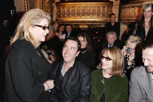 Catherine Deneuve, le coiffeur Christophe Robin et Nathalie Baye lors du défilé Lanvin le 5 mars 2006 à Paris