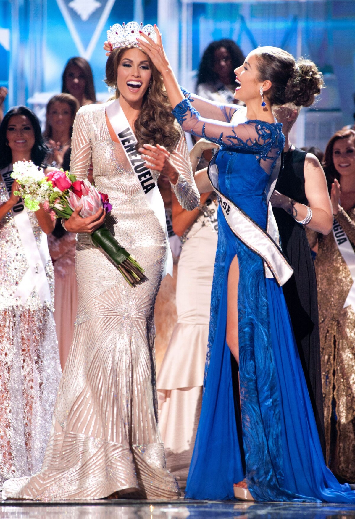 Photo Gabriela Isler, Miss Venezuela 2013, reçoit sa couronne de Miss