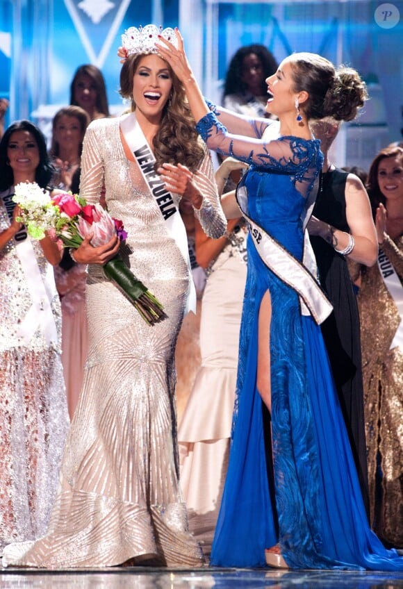Gabriela Isler, Miss Venezuela 2013, reçoit sa couronne de Miss Univers 2013 par Olivia Culpo, Miss Univers 2012. Moscou, le 9 novembre 2013.