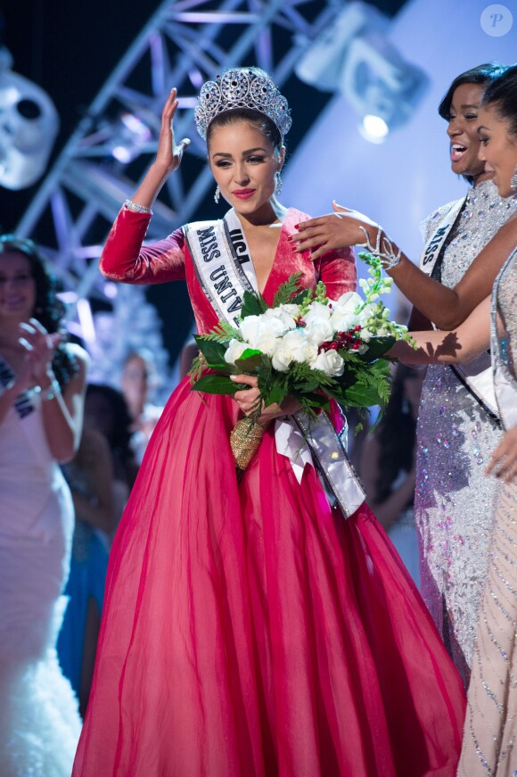 Olivia Culpo reçoit sa couronne de Miss Univers 2012 par Leila Lopes, Miss Univers 2011. Las Vegas, le 19 décembre 2012.