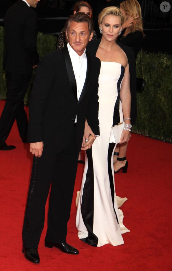 Sean Penn et Charlize Theron à la Soirée du Met Ball / Costume Institute Gala 2014: "Charles James: Beyond Fashion" à New York, le 5 mai 2014.