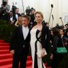 Sean Penn et Charlize Theron (en Dior) à la Soirée du Met Ball / Costume Institute Gala 2014: "Charles James: Beyond Fashion" à New York, le 5 mai 2014.