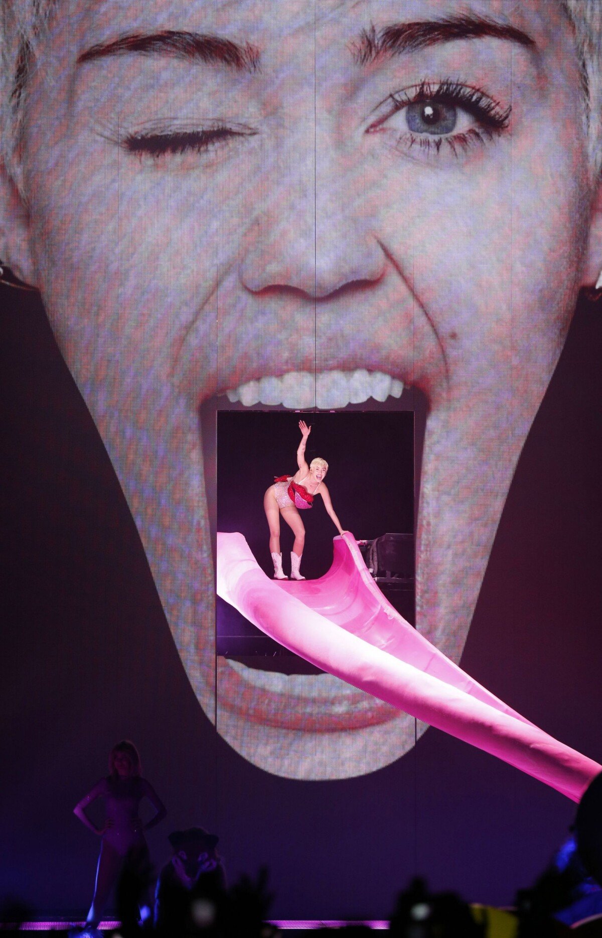 Vidéo Miley Cyrus En Concert à L O2 Arena De Londres Le 6 Mai 2014 Purepeople
