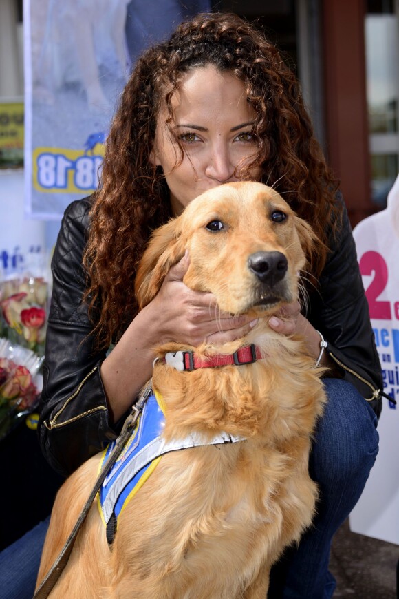 Noémie Lenoir a pris part à une opération en faveur des l'association ''Les chiens guides d'aveugles'' à Nice, le 3 mai 2014.