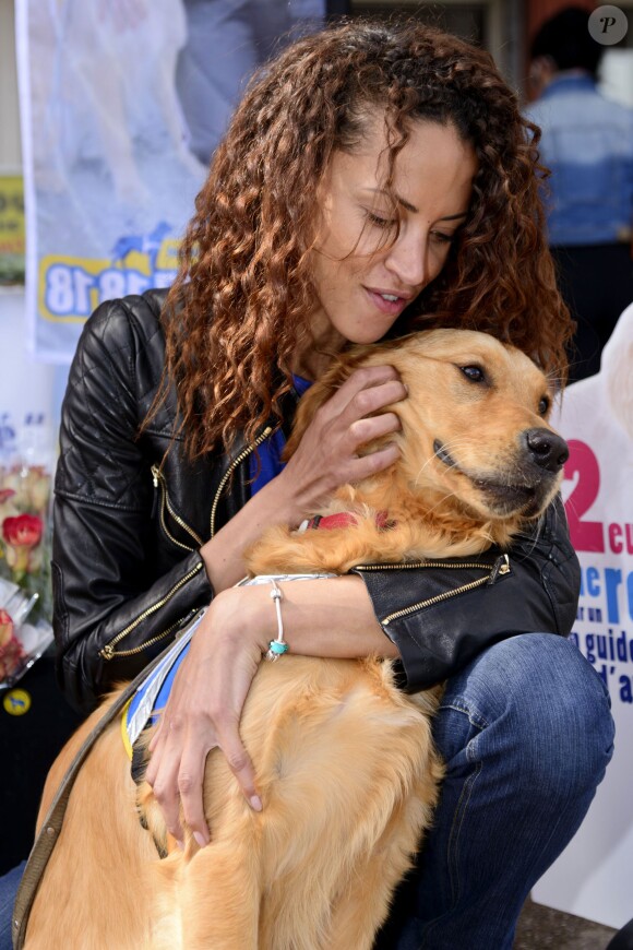 La jolie Noémie Lenoir lors d'une opération en faveur des l'association ''Les chiens guides d'aveugles'' à Nice, le 3 mai 2014.