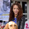 Noémie Lenoir lors d'une opération en faveur des l'association ''Les chiens guides d'aveugles'' à Nice, le 3 mai 2014.