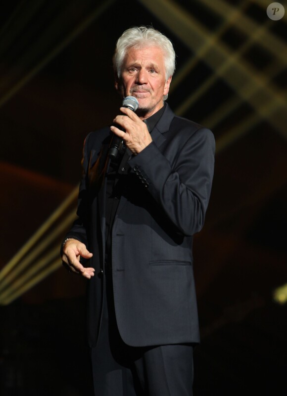 Gérard Lenorman sur la scène de l'Olympia pour le concert leurs voix pour l'espoir "deuxième édition" pour aider la recherche contre le cancer du pancréas. Le 12 septembre 2013 à Paris.