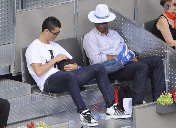 Cristiano Ronaldo, tendre papa avec son fils Cristiano Jr. au Master 1000 de Madrid le 8 mai 2014 à la Caja Magica de Madrid