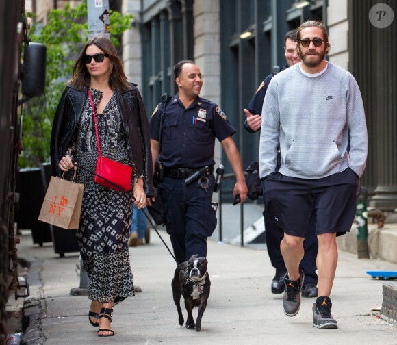 Jake Gyllenhaal se promène dans les rues de New York avec son amoureuse Alyssa Miller le 7 mai 2014
