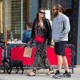 Jake Gyllenhaal se promène dans les rues de New York avec sa compagne Alyssa Miller. Le 7 mai 2014  51404863 'Nailed' actor Jake Gyllenhaal accompanies his girlfriend Alyssa Miller while she walks her dog in New York City, New York on May 7, 2014.07/05/2014 - New York