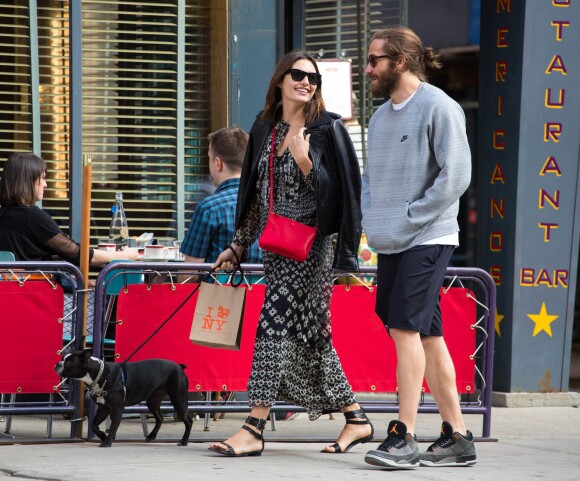 Jake Gyllenhaal se promène dans les rues de New York avec sa compagne Alyssa Miller. Le 7 mai 2014  51404863 'Nailed' actor Jake Gyllenhaal accompanies his girlfriend Alyssa Miller while she walks her dog in New York City, New York on May 7, 2014.07/05/2014 - New York