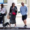 Jake Gyllenhaal se promène dans les rues de New York avec sa compagne Alyssa Miller et le chien de cette dernière, le 7 mai 2014