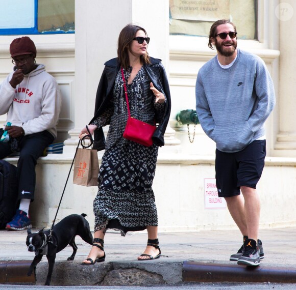 Jake Gyllenhaal se promène dans les rues de New York avec sa compagne Alyssa Miller et le chien de cette dernière, le 7 mai 2014