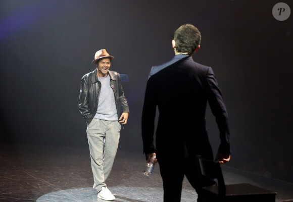 Exclusif - Gad Elmaleh rejoint par Jamel Debbouze sur la scène lors de sa dernière représentation à l'Olympia à Paris le 2 mai 2014.