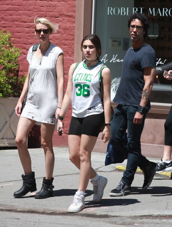 Lourdes Leon avec son père Carlos Leon et la compagne de ce dernier à New York, le 11 mai 2014.