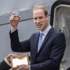 Le prince William a bu un petit verre de rhum en recevant un badge de sous-marinier lors de sa visite du HMS Alliance à Gosport, dans le Hampshire, le 12 mai 2014.