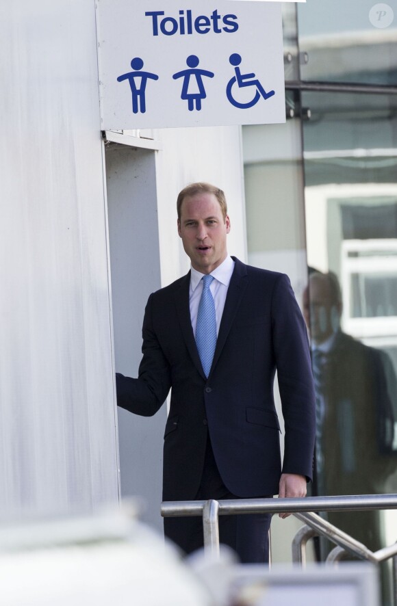 Pause pipi pour le prince William lors de sa visite du HMS Alliance à Gosport, dans le Hampshire, le 12 mai 2014 ?