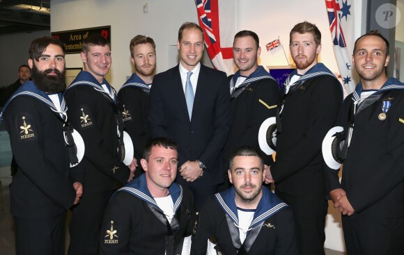 Le prince William pose avec des sous-mariniers pendant sa visite du musée des sous-marins de la Royal Navy à Gosport, dans le Hampshire, le 12 mai 2014.