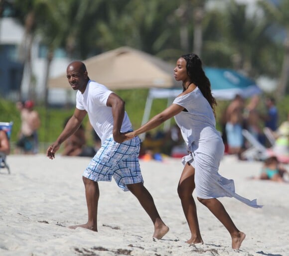 Kelly Rowland et son fiancé Tim Witherspoon en vacances à Miami, le 16 février 2014.