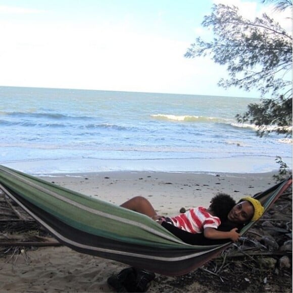 Solange Knowles, à la plage (au Costa Rica ?) avec son fils Daniel (9 ans), a assisté au mariage de Kelly Rowland et Tim Witherspoon.