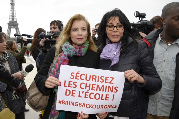 Valérie Trierweiler et Yamina Benguigui - Marche de femmes pour appeler à la libération de jeunes filles enlevées par le groupe Boko Haram au Nigeria. Place du Trocadéro à Paris le 13 mai 2014.