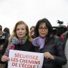 Valérie Trierweiler et Yamina Benguigui - Marche de femmes pour appeler à la libération de jeunes filles enlevées par le groupe Boko Haram au Nigeria. Place du Trocadéro à Paris le 13 mai 2014.