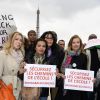 Yamina Benguigui et Valérie Trierweiler - Marche de femmes pour appeler à la libération de jeunes filles enlevées par le groupe Boko Haram au Nigeria. Place du Trocadéro à Paris le 13 mai 2014.