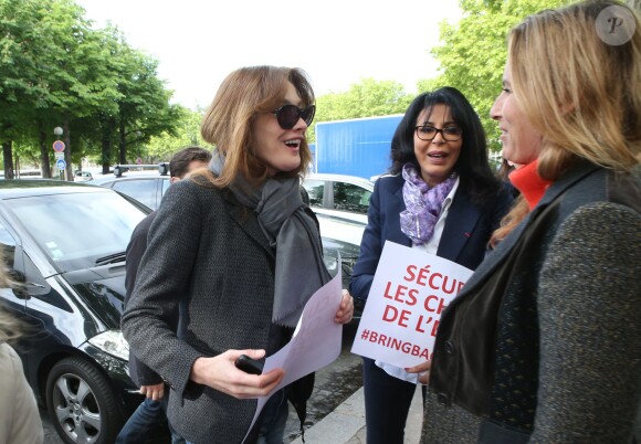Carla Bruni-Sarkozy et Yamina Benguigui - Marche de femmes pour appeler à la libération de jeunes filles enlevées par le groupe Boko Haram au Nigeria. Place du Trocadéro à Paris le 13 mai 2014.