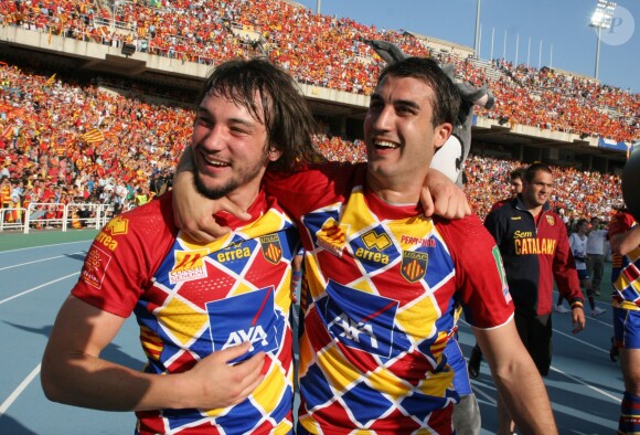 Jérôme Porical et Florian Cazenave après le quart de finale de coupe d'Europe entre l'USAP et le RC Toulon au stade olympique de Montjuic à Barcelone, le 9 avril 2011