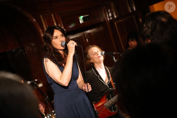 Emmanuelle Cosso-Merad donne un showcase et une séance de dédicaces pour la sortie du livre "J'ai rencontré quelqu'un", à l'hôtel Belmont dans le 16e arrondissement à Paris, le 13 mai 2014.