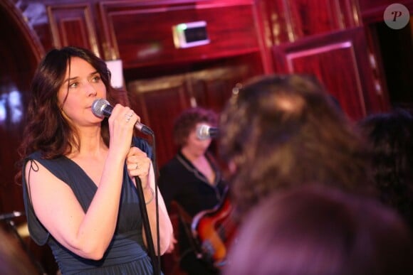 Emmanuelle Cosso-Merad donne un showcase et une séance de dédicaces pour la sortie du livre "J'ai rencontré quelqu'un", à l'hôtel Belmont dans le 16e arrondissement à Paris, le 13 mai 2014.