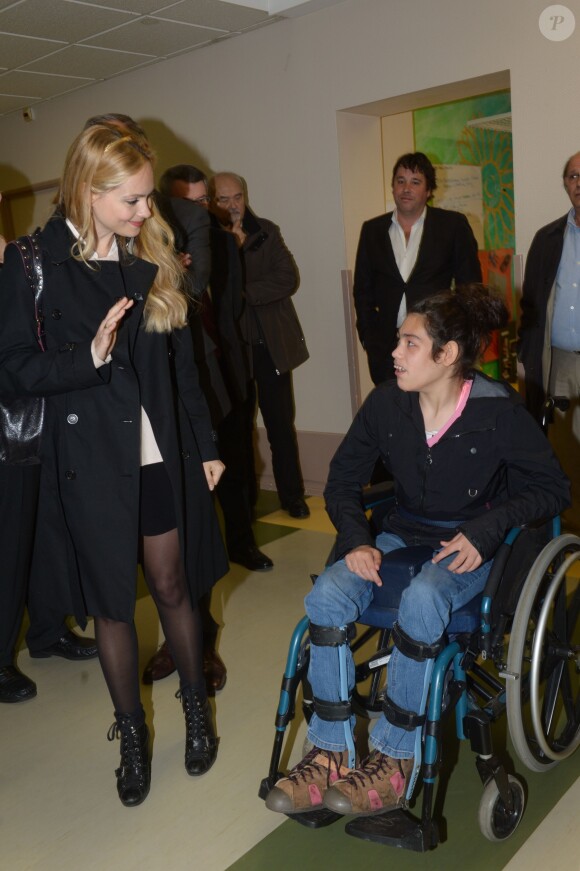 Exclu - Marraine et parrain de la Fondation Claude Pompidou, Béatrice Rosen et Brahim Asloum, ont participé à la pose de la première pierre des travaux de restructuration de l'Institut Médico-Educatif Kerdreineg qui accueille des jeunes polyhandicapés. A Crédin dans le Morbihan, le 29 avril 2014.