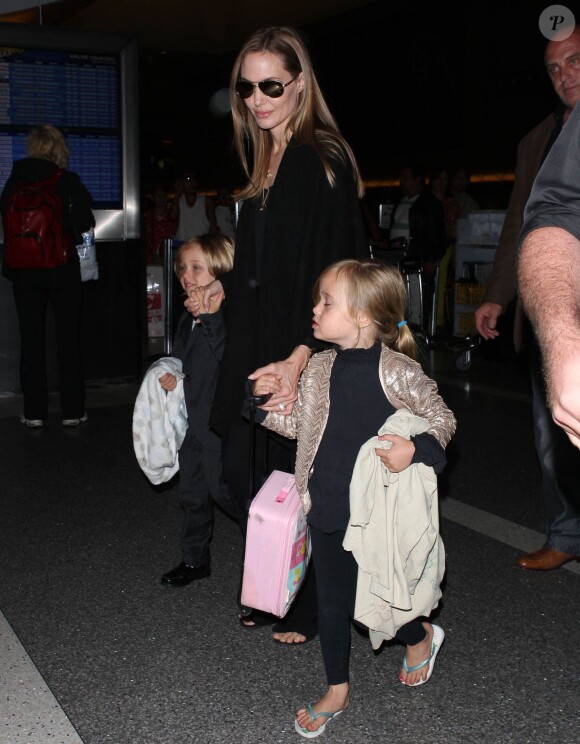 Angelina Jolie et ses enfants Shiloh, Maddox, Pax, Zahara, Vivienne, et Knox arrivant a l'aéroport de Los Angeles pour prendre un vol, le 4 septembre 2013