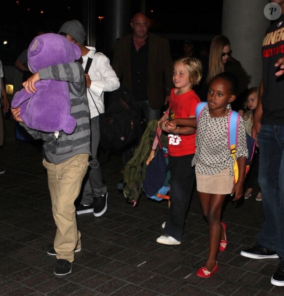 Angelina Jolie et ses enfants Shiloh, Maddox, Pax, Zahara, Vivienne, et Knox arrivant à l'aéroport de Los Angeles pour prendre un vol, le 4 septembre 2013