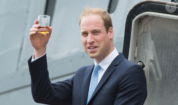 Le prince William en visite sur le HMS Alliance le 12 mai 2014 à Gosport