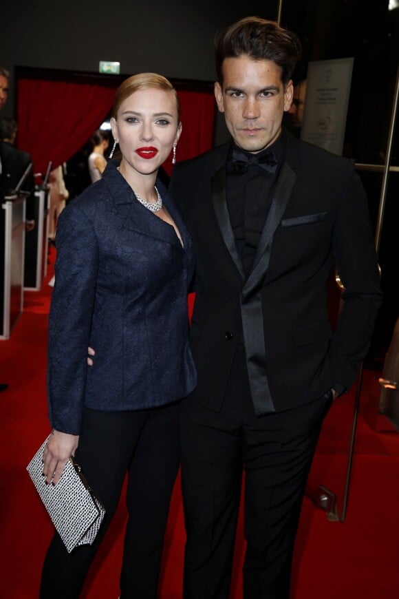 Scarlett Johansson et son fiancé Romain Dauriac lors de la 39e cérémonie des César au théâtre du Châtelet à Paris, le 28 février 2014.