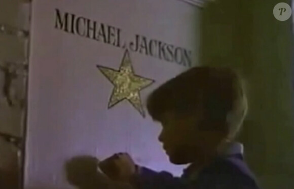 James Safeschuck dans la publicité Pepsi avec Michael Jackson sortie dans les années 80. Trente ans plus tard, James Safechuck porte plainte pour attouchements envers le défunt Roi de la pop, décédé en 2009.