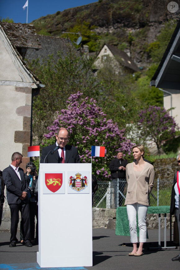 Le prince Albert de Monaco, ému sur les traces de ses ancêtres, et la princesse Charlene étaient en visite à Carlat, dans le Cantal, le 15 mai 2014 dans le cadre du centenaire de la cession du rocher de Carlat au prince Albert Ier. Après Carlat, le couple princier a visité Calvinet.