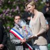 La princesse Charlene, rétablie, lors de la visite princière à Carlat, dans le Cantal, le 15 mai 2014 dans le cadre du centenaire de la cession du rocher de Carlat au prince Albert Ier. Après Carlat, le couple princier a visité Calvinet.