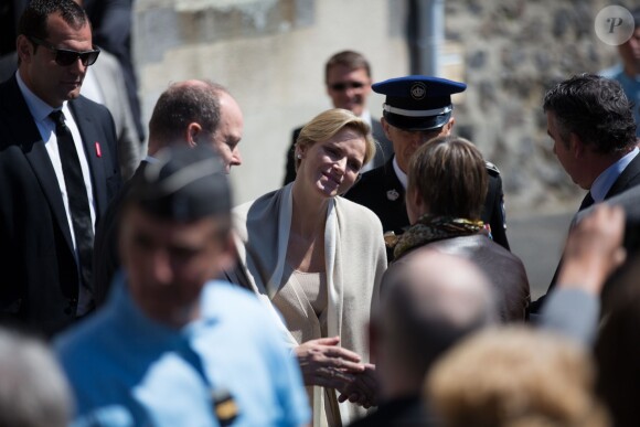 Le prince Albert de Monaco et la princesse Charlene, remise de son malaise de la veille, étaient visite à Carlat, dans le Cantal, le 15 mai 2014 dans le cadre du centenaire de la cession du rocher de Carlat au prince Albert Ier. Après Carlat, le couple princier a visité Calvinet.