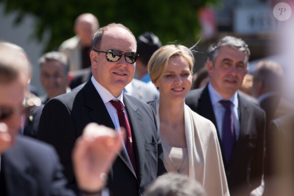 Le prince Albert de Monaco et la princesse Charlene, rétablie au lendemain de son malaise, étaient en visite à Carlat, dans le Cantal, le 15 mai 2014 dans le cadre du centenaire de la cession du rocher de Carlat au prince Albert Ier. Après Carlat, le couple princier a visité Calvinet.