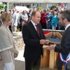 Le prince Albert de Monaco et la princesse Charlene, remise de son malaise de la veille, étaient visite à Carlat, dans le Cantal, le 15 mai 2014 dans le cadre du centenaire de la cession du rocher de Carlat au prince Albert Ier. Après Carlat, le couple princier a visité Calvinet.