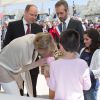 Le prince Albert de Monaco et la princesse Charlene, qui reçoit un bouquet de fleurs, étaient en visite à Carlat, dans le Cantal, le 15 mai 2014 dans le cadre du centenaire de la cession du rocher de Carlat au prince Albert Ier. Après Carlat, le couple princier a visité Calvinet.