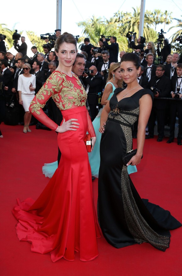 Sarah Barzyk (robe Christophe Guillarmé) et Priscilla Betti  sur le tapis rouge du Festival de Cannes le 15 mai 2014