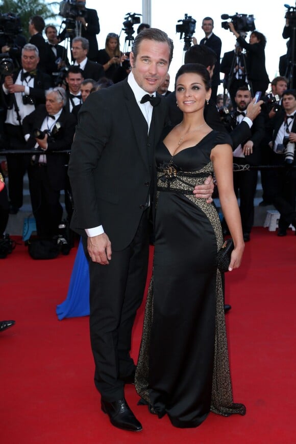 Priscilla Betti et un invité sur le tapis rouge du Festival de Cannes le 15 mai 2014