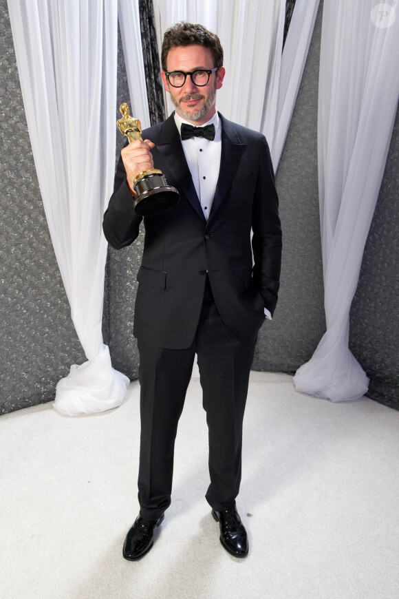 Michel Hazanavicius et son Oscar pour The Artist lors de la cérémonie du 26 février 2012