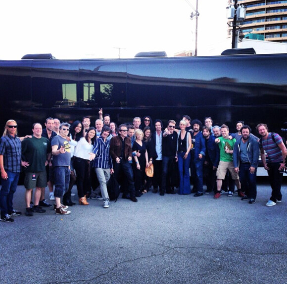 Johnny Hallyday prend la pose entouré de son épouse Laeticia et de toute son équipe à Dallas pour la dernière étape américaine de son "Born Rocker Tour", le 15 mai 2014.