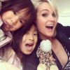 Laeticia Hallyday pose avec ses filles, Jade et Joy, pour la fête des mères le 11 mai 2014. 