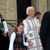 La princesse Ingrid Alexandra de Norvège, 10 ans, aidée par sa mère la princesse Mette-Marit, faisait sa première visite officielle au Parlement (Storting) à Oslo le 15 mai 2014 à l'occasion de la cérémonie spéciale pour le bicentenaire de la Constitution norvégienne.